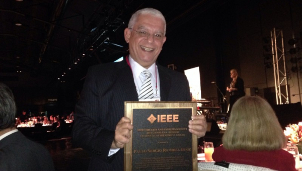 Prof. Paulo S. R. Diniz recebe o prêmio Charles A. Desoer do IEEE