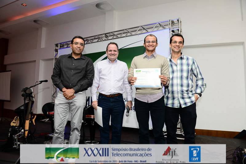 Renam C. da Silva e os Profs. Fernando Pereira e Eduardo A. B. da Silva recebem o prêmio de melhor artigo completo apresentado no XXXIII Simpósio Brasileiro de Telecomunicações (SBrT 2015)