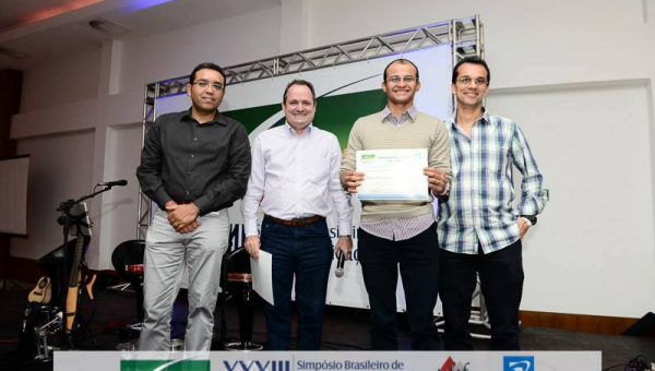 Renam C. da Silva e os Profs. Fernando Pereira e Eduardo A. B. da Silva recebem o prêmio de melhor artigo completo apresentado no XXXIII Simpósio Brasileiro de Telecomunicações (SBrT 2015)