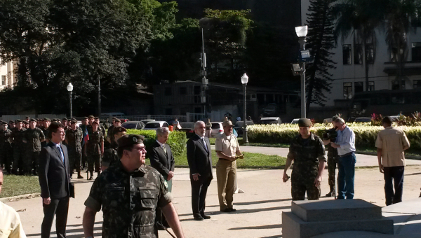 Prof. Marcello L. R. de Campos recebe diploma de amigo do Instituto de Engenharia Militar - IME