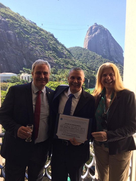 Prof. Sergio Lima Netto recebe o diploma de Amigo do IME